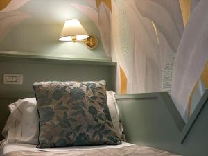 Postel nebo postele na pokoji v ubytování Hotel Maxim Axial