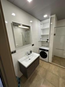 Ванная комната в Gonio N802 Beachfront Mountain view apartment +52 фотографии