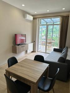 Телевизор и/или развлекательный центр в Gonio N802 Beachfront Mountain view apartment