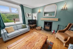 Χώρος καθιστικού στο NEW! Farmhouse on Loch Tralaig - Firepit & Games +36 φωτογραφίες