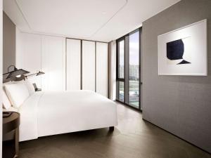 Sofitel Ambassador Seoul Hotel & Serviced Residences客房内的一张或多张床位
