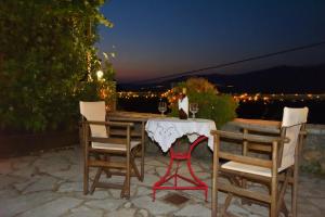Balkón nebo terasa v ubytování Μικρή Πέτρινη Μεζονέτα 2