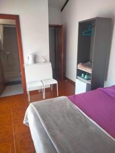 Un dormitorio con una cama, una mesa y una silla. en El sueño - Le rêve, en San Bartolomé 19 fotos más