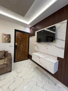 un soggiorno con un grande specchio e una porta di appartement riad sofia a Martil