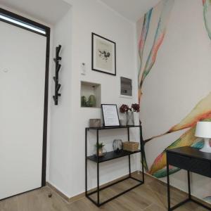 una stanza con mensola e un dipinto sul muro di B&B Lamezia Terme Centro a Lamezia Terme Altre 8 foto