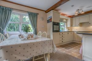 Kuchyň nebo kuchyňský kout v ubytování Lakeside Lodge - Weybourne -Crabpot Cottages Sheringham