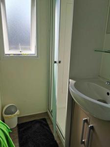 Et badeværelse på Camping 4 étoiles - Piscine - efciab