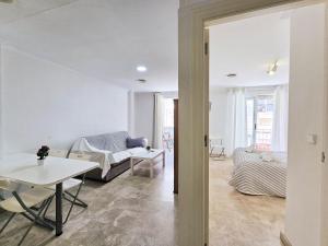 ein Wohnzimmer mit Sofa und Tisch in der Unterkunft Apartamentos Nuevo Edificio Alba Cartagena centro Parking in Cartagena + 72 Fotos