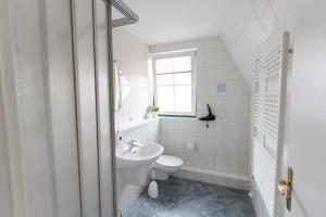 Koupelna v ubytování Hotel Garni Am Deich + 37 fotografií