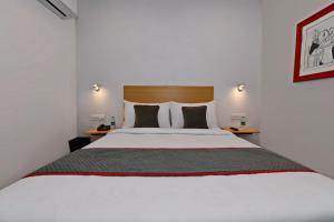 Super Townhouse Function Inn Near Chaudhary Charan Singh International Airport客房内的一张或多张床位