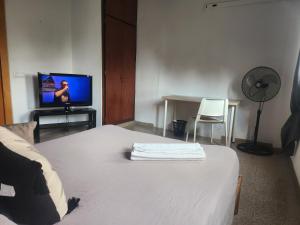 Televízia a/alebo spoločenská miestnosť v ubytovaní eXperience Rooms Valencia