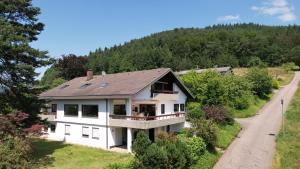 eine Luftansicht eines Hauses mit Auffahrt in der Unterkunft Villa Schwarzwaldblick in Seelbach