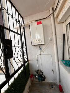 スキクダにあるAppartement F3 Bouzaaroura Skikdaの給湯器のある部屋の外の眺め