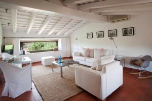 uma sala de estar com mobiliário branco e uma janela em Mas Falgarona Hotel Boutique & SPA em Avinyonet de Puigventós