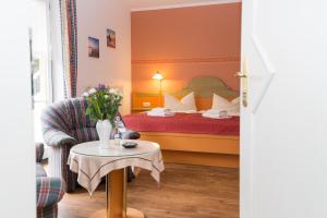 Postel nebo postele na pokoji v ubytování Hotel Garni Am Deich