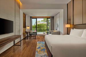 Televiisor ja/või meelelahutuskeskus majutusasutuses Hilton Shanghai Fengxian