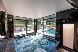 Bazén v ubytování Villa Leku SPA Resort nebo v jeho okolí