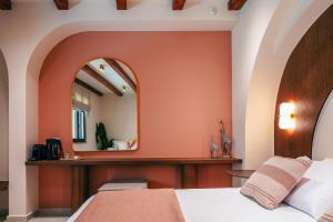 Кровать или кровати в номере La Montre Luxury Boutique Suites +24 фотографии