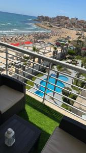 einen Balkon mit Blick auf den Strand und das Meer in der Unterkunft Torrevieja - La Mata Beach First Line New Apartments 2024r in La Mata