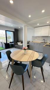 eine Küche und einen Tisch und Stühle in einem Zimmer in der Unterkunft Torrevieja - La Mata Beach First Line New Apartments 2024r in La Mata + 10 Fotos