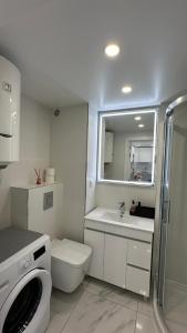 ein weißes Badezimmer mit Toilette und Waschbecken in der Unterkunft Torrevieja - La Mata Beach First Line New Apartments 2024r in La Mata