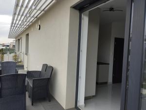 Balkón alebo terasa v ubytovaní Híd Köz Penthouses Apartman