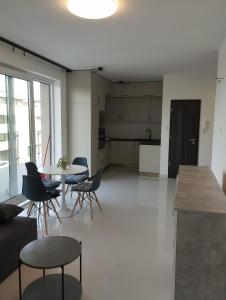Kuchyňa alebo kuchynka v ubytovaní Híd Köz Penthouses Apartman