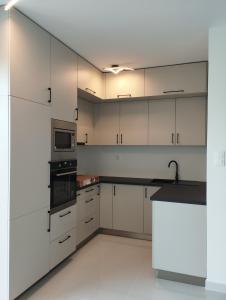 Kuchyňa alebo kuchynka v ubytovaní Híd Köz Penthouses Apartman