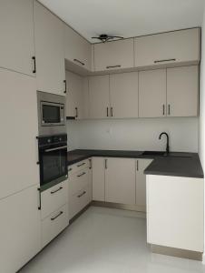 Kuchyňa alebo kuchynka v ubytovaní Híd Köz Penthouses Apartman