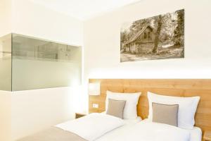 Rúm í herbergi á FrühstücksHotel Scharinger