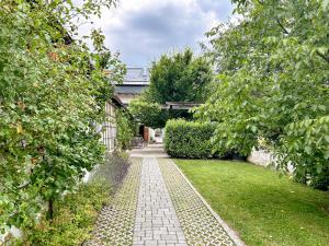 O grădină în afara FrühstücksHotel Scharinger