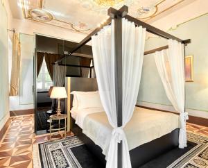 Postel nebo postele na pokoji v ubytování King Kresimir Heritage Hotel
