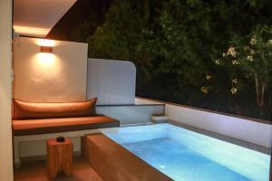 Bazén v ubytování Rhotheon Suites in Ialysos Rhodes - with private pool nebo v jeho okolí