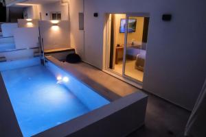 Bazén v ubytování Rhotheon Suites in Ialysos Rhodes - with private pool nebo v jeho okolí
