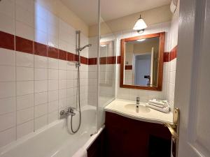 un bagno con un lavandino, una vasca e uno specchio di Parc Arradoy D a Uhart-Cize