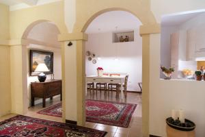 un arco in un soggiorno con sala da pranzo di Casa Vacanze Le Esperidi a Matera