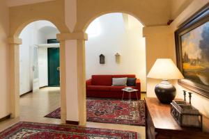 un soggiorno con divano rosso e tavolo di Casa Vacanze Le Esperidi a Matera