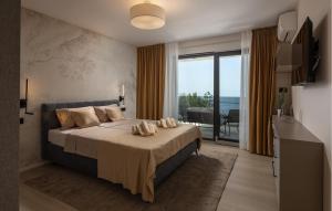 Voodi või voodid majutusasutuse Gorgeous Home In Kostrena toas