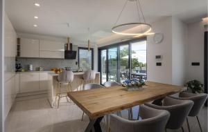 Köök või kööginurk majutusasutuses Gorgeous Home In Kostrena