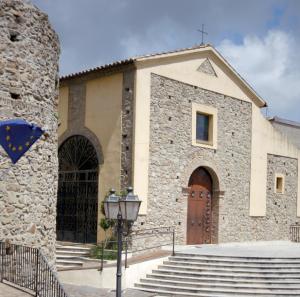 a large stone building with a large door and stairs at B&b Del Corso in Mandatoriccio