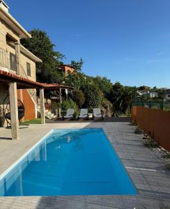 een zwembad midden in een tuin bij Varandas do Tamega in Mondim de Basto