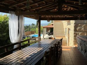 een houten tafel en stoelen op een terras bij Varandas do Tamega in Mondim de Basto