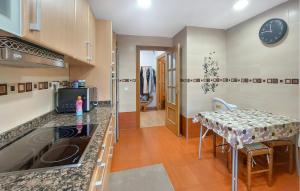 Dapur atau dapur kecil di Nice Apartment In Fuengirola With Wifi