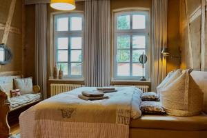 Un dormitorio con una cama con toallas. en Ferienwohnung Alte Schule Chorin Schorfheide, en Chorin