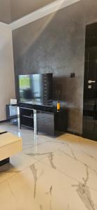 un soggiorno con una TV a schermo piatto su una parete di Apartament De LUX Wrzosowo Dziwnówek a Dziwnówek