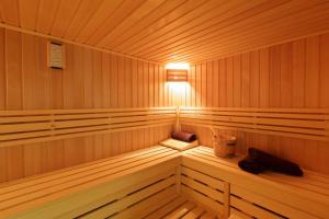drewniana sauna z oświetleniem w środku w obiekcie Baltic Inn w Pogorzelicy