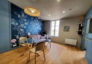 un salon avec une table, des chaises et un canapé dans l'établissement Saint Jean - La Rivière- T2 tout neuf, à Niort