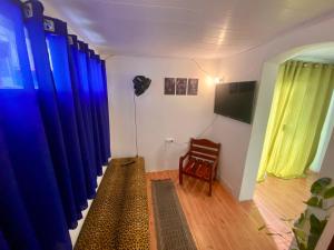 Uma TV ou centro de entretenimento em Térreo Praia Grande