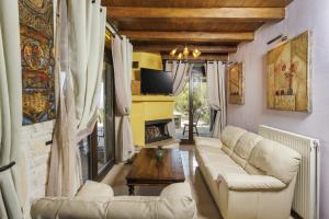 TV a/nebo společenská místnost v ubytování Akritas Ef Zin Villas & Suites