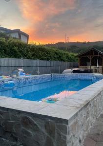 Swimmingpoolen hos eller tæt på Casuta din livada